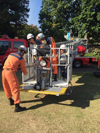 16日・はしご車で地上70メートルに!