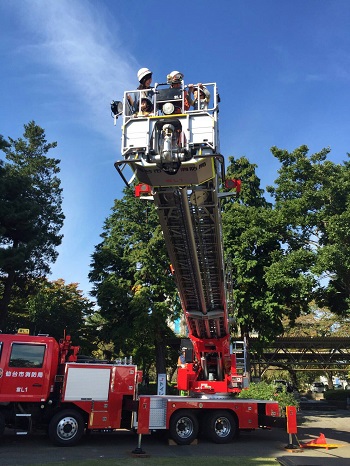 16日・はしご車で地上70メートルに!