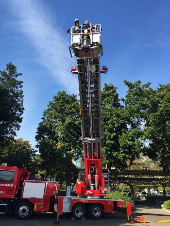 16日・はしご車で地上70メートルに!