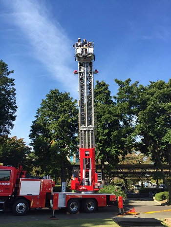 16日・はしご車で地上70メートルに!