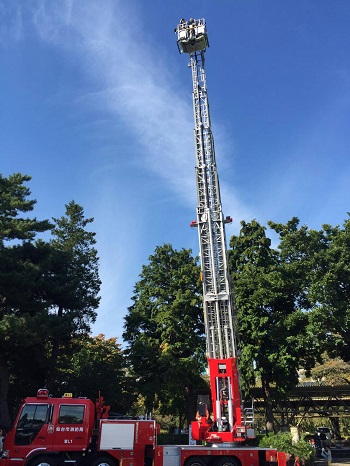 16日・はしご車で地上70メートルに!