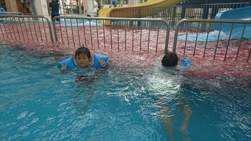 30日・ホテルルネッサンスのプール!