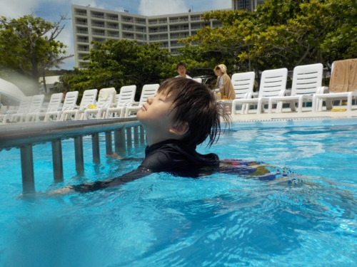 23日・沖縄慰霊の日はルネッサンスのプールです!