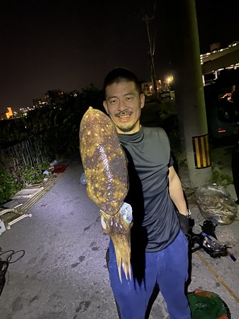 26日・沖縄の素潜り小学生が初めてコウイカを捌いてみた!【コウイカの捌き方】