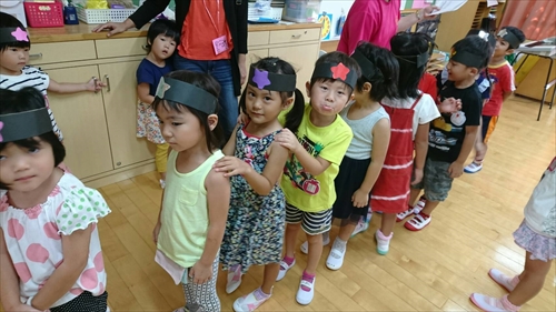 18日・敬老会で手裏剣投げたらすぐ拾う！